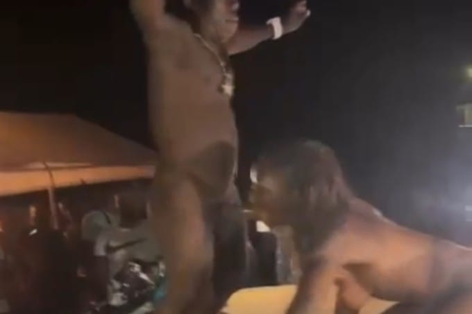 Midget Guy and Tall Lady Put on a Wild Sucking and Fucking Show on Stage!